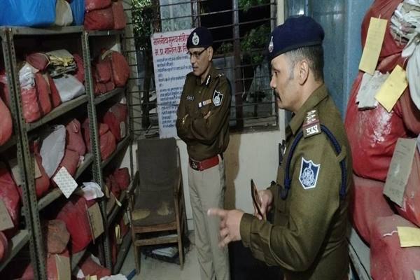 मुख्यमंत्री के निर्देश पर रातभर वरिष्ठ अधिकारियों ने एक किया थानों का निरीक्षण