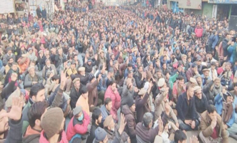 पाकिस्तान में रोटी की जंग सड़कों पर आई.... हजारों प्रदर्शनकारियों ने किया चक्काजाम