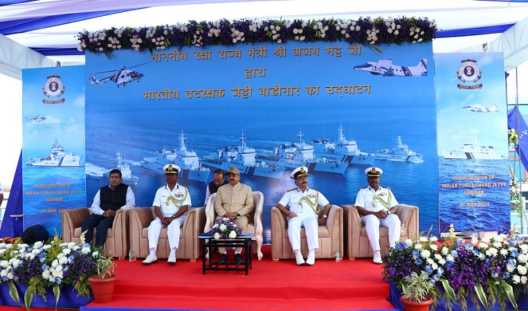 रक्षा राज्य मंत्री अजय भट्ट ने वाडिनार, द्वारका (गुजरात) में आईसीजी जेट्टी का उद्घाटन किया