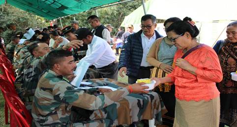 मणिपुर में पूर्व सैनिकों तक पहुंची भारतीय सेना