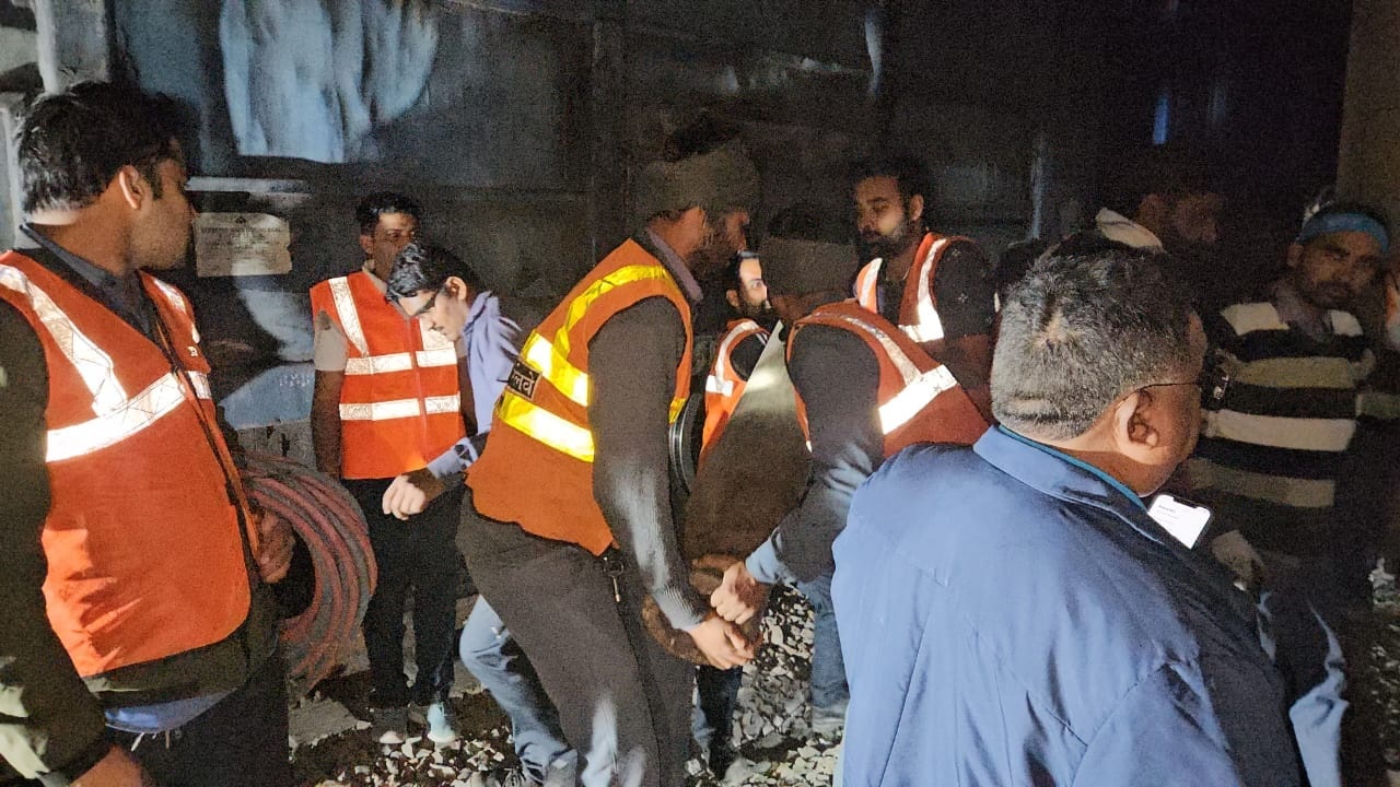 मालगाड़ी से हुई जोरदार टक्कर, ब्रेक लगाने के बाद भी नहीं रुकी ट्रेन