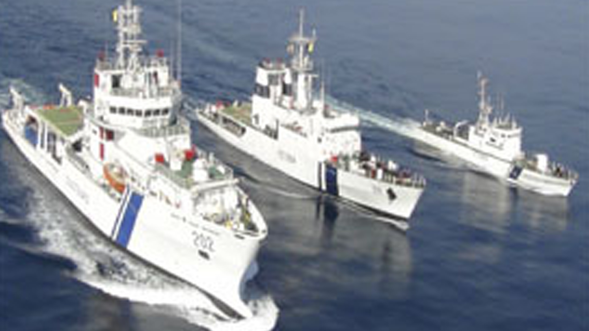 भारतीय तटरक्षक बल ने अपने आदर्श वाक्य "वयम रक्षामः" को किया चरितार्थ....27 बांग्लादेशी मछुआरों को बचाया 