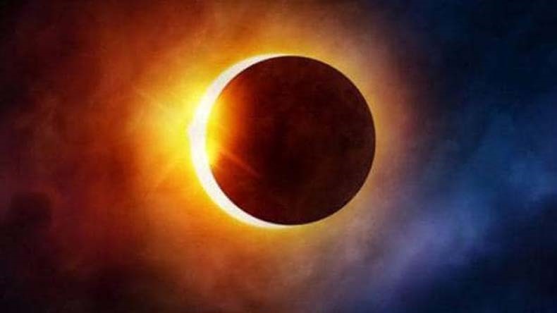 पूर्ण सूर्यग्रहण लगा दिन में छाया अंधेरा....कनाडा में ब्लैकआउट देखने सुबह 5 बजे से लाइन में लोग