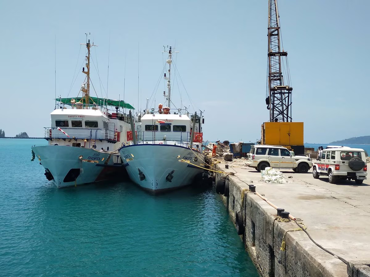 दुनिया की सबसे बड़ी डेमोक्रेसी में चुनाव करने के लिए पहाड़, नदियां और समंदर तक पार कर जातें हैं चुनाव अधिकारी