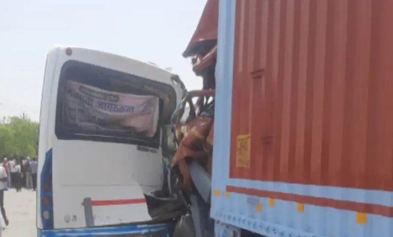 लापरवाही का हादसा....चुनाव ड्यूटी में जा रही पुलिस बस-ट्रक की टक्कर 