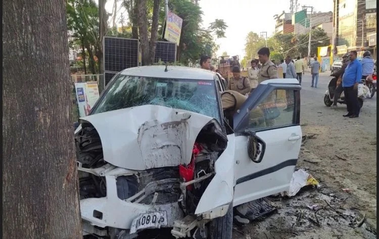 अचानक कार पेड़ से टकराई, दो लोगों की मौत..
