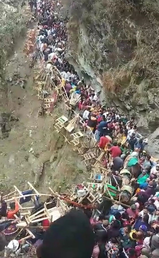 यमुनोत्री धाम में यात्रियों के जाम से बुरे हाल, यमुनोत्री धाम के कपाट 10 मई को खोल दिए गए थे