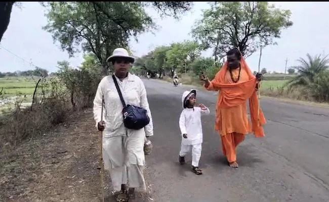 नन्हीं नैनेश्वरी की नर्मदा भक्ति और आस्था हर किसी को हैरान कर, अभी तक तय कर चुकी 3 हजार किमी की दूरी