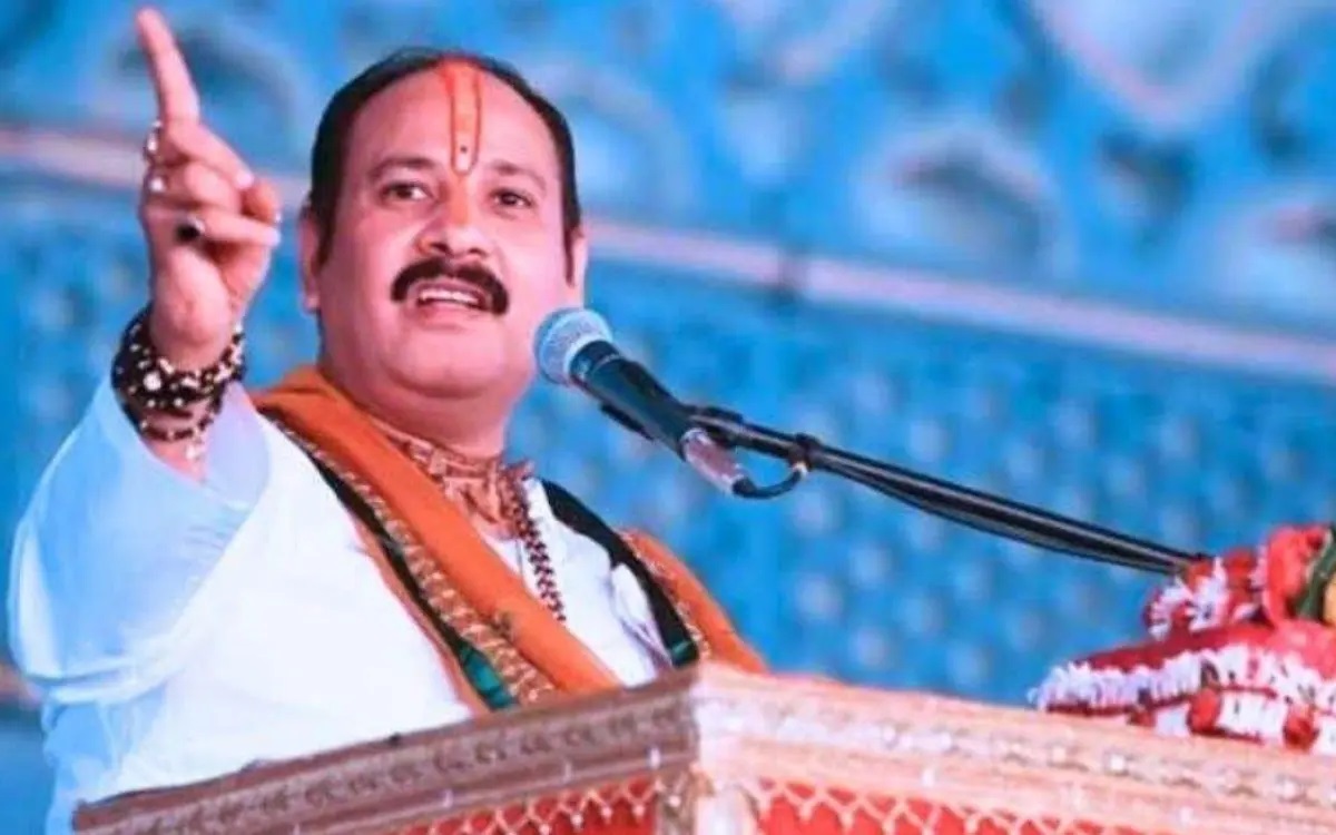 कथावाचक प्रदीप मिश्रा की कथाओं पर चुनाव तक रोक लगाने की मांग... आयोग से शिकायत