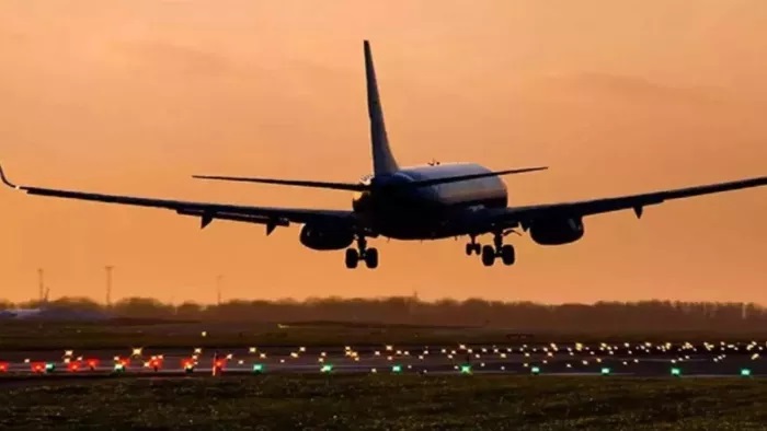 यात्री ने विमान में चढ़ने से पहले खा ली भांग फिर बीच हवा में खोलने लगा दरवाजा