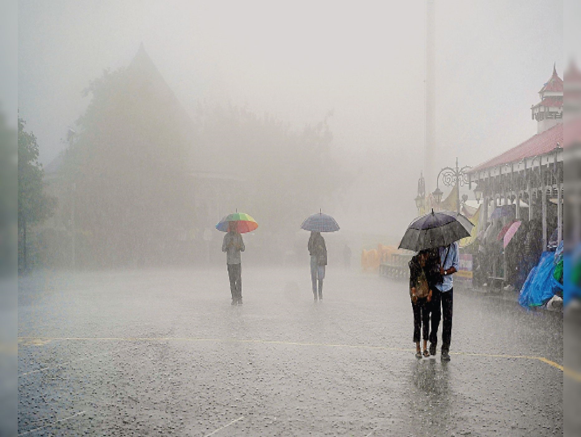आगामी 5 दिनों के दौरान महाराष्ट्र और कर्नाटक के तटीय एवं उत्तरी आंतरिक इलाकों में भारी से अत्&zwj;यधिक भारी बारिश होने की संभावना