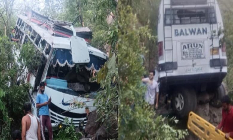 कश्मीर में बड़ा हादसा,  तीर्थयात्रियों से भरी बस खाई में गिरी,10 की मौत, कई घायल