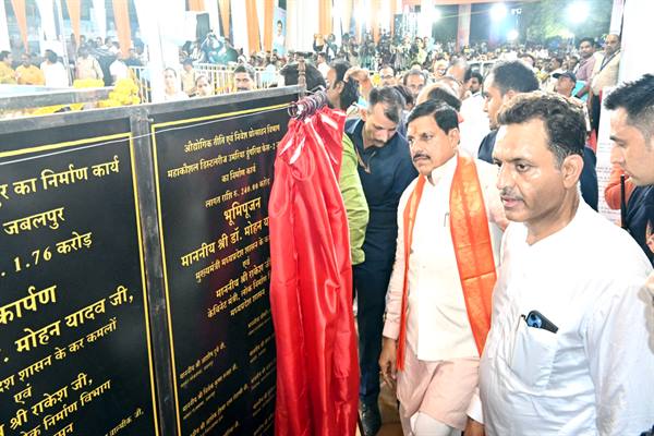 संग्राम सागर तालाब स्वच्छता के लिए सीएम ने किया श्रमदान.... बोले-जल धरोहरों को सहेजना एवं संवारना हम सभी का दायित्व