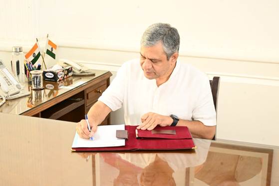 केंद्रीय मंत्री अश्विनी वैष्णव ने संभाला केंद्रीय सूचना एवं प्रसारण मंत्री का कार्यभार