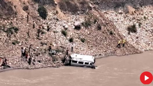 चारधाम यात्रा.. अलकनंदा में गिरा टेंपो ट्रैवलर, 13 की मौत 13 घायल