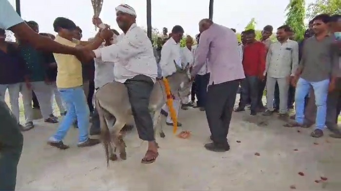 बारिश का टोटकाः गधे पर आदमी को उल्टा बैठाया और श्मशान में घुमाया... ग्रामीण बोले- अब बरसेगी इंद्र की कृपा