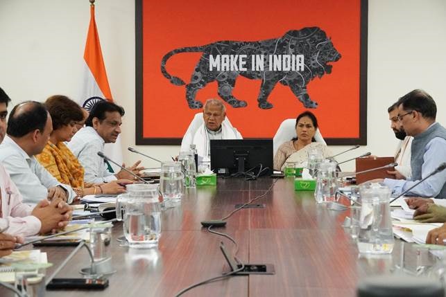 जीतन राम मांझी ने खादी एवं ग्रामोद्योग आयोग द्वारा संचालित योजनाओं/कार्यक्रमों के प्रदर्शन की समीक्षा की