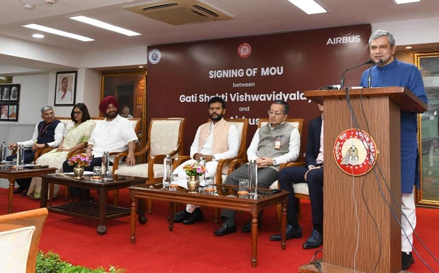 &ldquo;भारतीय रेल गरीबों, निम्न मध्यम व मध्यम वर्ग के लोगों को किफायती यात्रा की सुविधा प्रदान करने के लिए प्रतिबद्ध है&rdquo; &ndash; अश्विनी वैष्णव