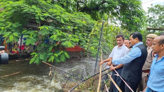 सर्बानंद सोनोवाल ने डिब्रूगढ़ में कृत्रिम बाढ़ (आर्टिफिशियल फ्लड) से निपटने के उपायों का जायजा लिया