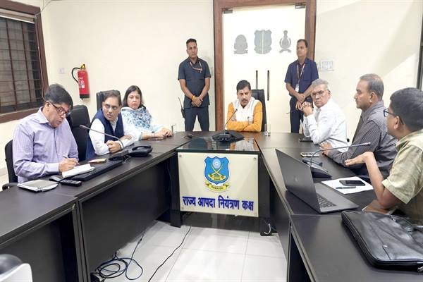 बांधों पर रखें नजर.... गेट खुलने के बाद संभावित जलमग्न क्षेत्र पर आवश्यक व्यवस्थाएं करें: मुख्यमंत्री