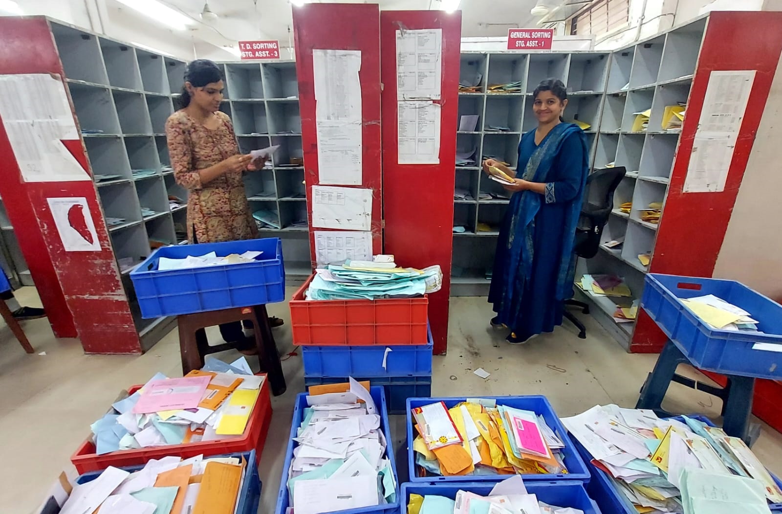 रेशम के धागों ने सोशल मीडिया पर चल रही वर्चुअल राखियों को बौना साबित कर दिया : डाकघरों से देश-विदेश में भेजी गईं राखियां