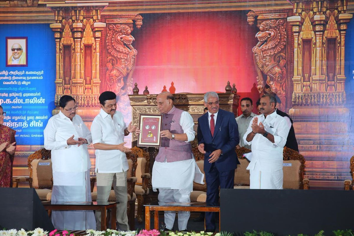 रक्षा मंत्री राजनाथ सिंह ने चेन्नई में कलैग्नार एम करुणानिधि की जन्म शताब्दी के अवसर पर स्मारक सिक्का जारी किया
