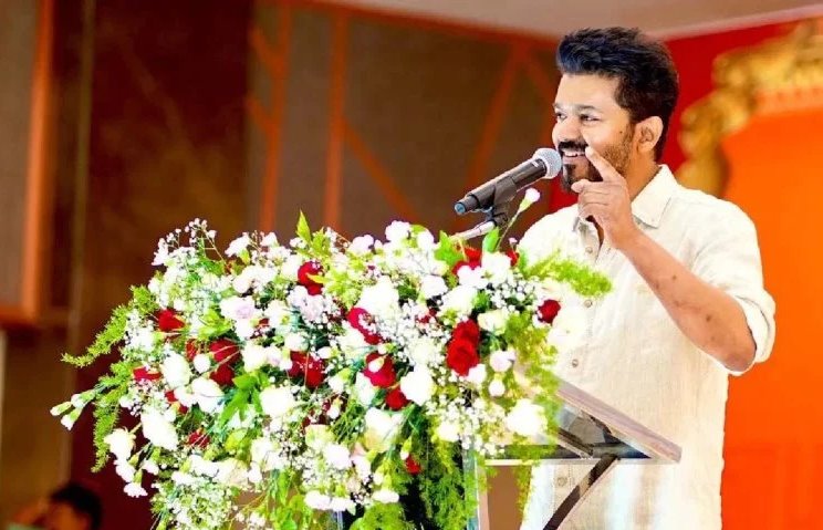 एक्टिंग के बाद राजनीति में रथा इस साउथ स्टार ने कदम... पार्टी का झंडा और लोगो किया लांच