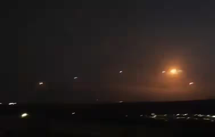 इजरायल की स्ट्राइक पर भड़का हिज्बुल्लाह, पलटवार में दाग दिए 320 रॉकेट्स!