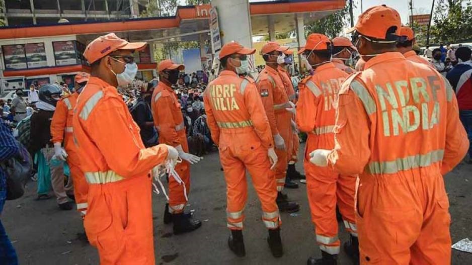 भारतीय तटरक्षक ने समन्वित अभियान में रात के समय साहसिक बचाव कार्य करते हुए 11 लोगों की जान बचाई