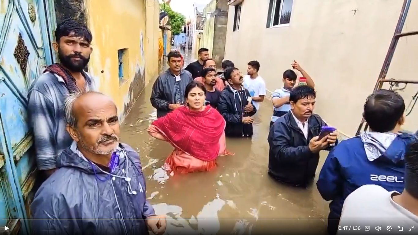 बाढ़ में फंसे लोगों की जान बचाने खुद गहरे पानी में उतरी क्रिकेटर रविंद्र जडेजा की विधायक पत्नी