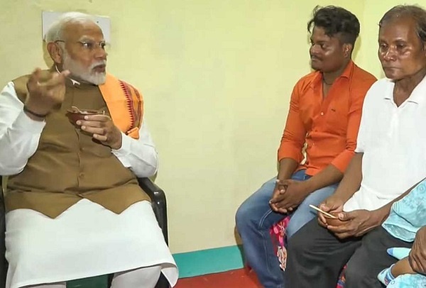 प्रधानमंत्री नरेंद्र मोदी ने आदिवासी परिवार के घर पर खास मिठाई खीर का आनंद लिया : अपने जन्मदिन पर माँ को याद कर भावुक हुए