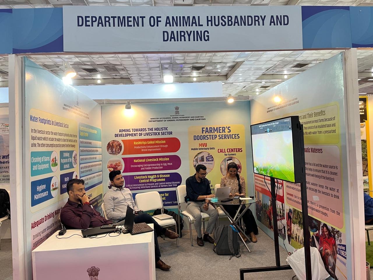 दिल्ली में आयोजित 8वें भारत जल सप्ताह प्रदर्शनी में शामिल हुए पशुपालन एवं डेयरी विभाग