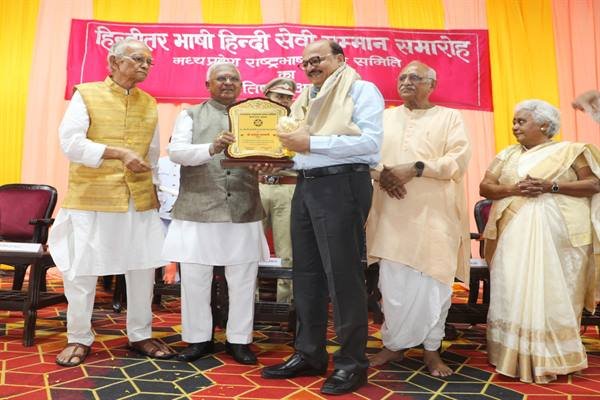 हिन्दी, भावों की अभिव्यक्ति और मातृभूमि पर मर-मिटने की भक्ति है: राज्यपाल पटेल