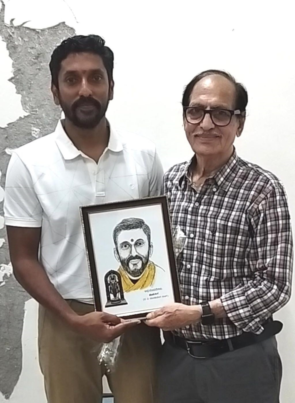 कार्टूनिस्ट पांडुरंगा ने योगीराज का किया सम्मान : भेंट किया पोर्ट्रेट स्केच