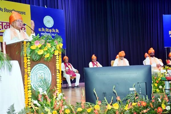 कृषि विद्यार्थी किसानों की खेती संबंधी जटिल समस्याओं के समाधान में योगदान दें : राज्यपाल मंगुभाई पटेल