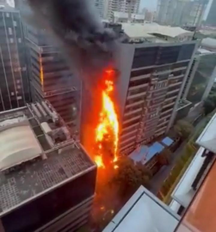 मुंबई में 14 मंजिला इमारत में लगी भीषण आग : अंधेरी पश्चिम इलाके में