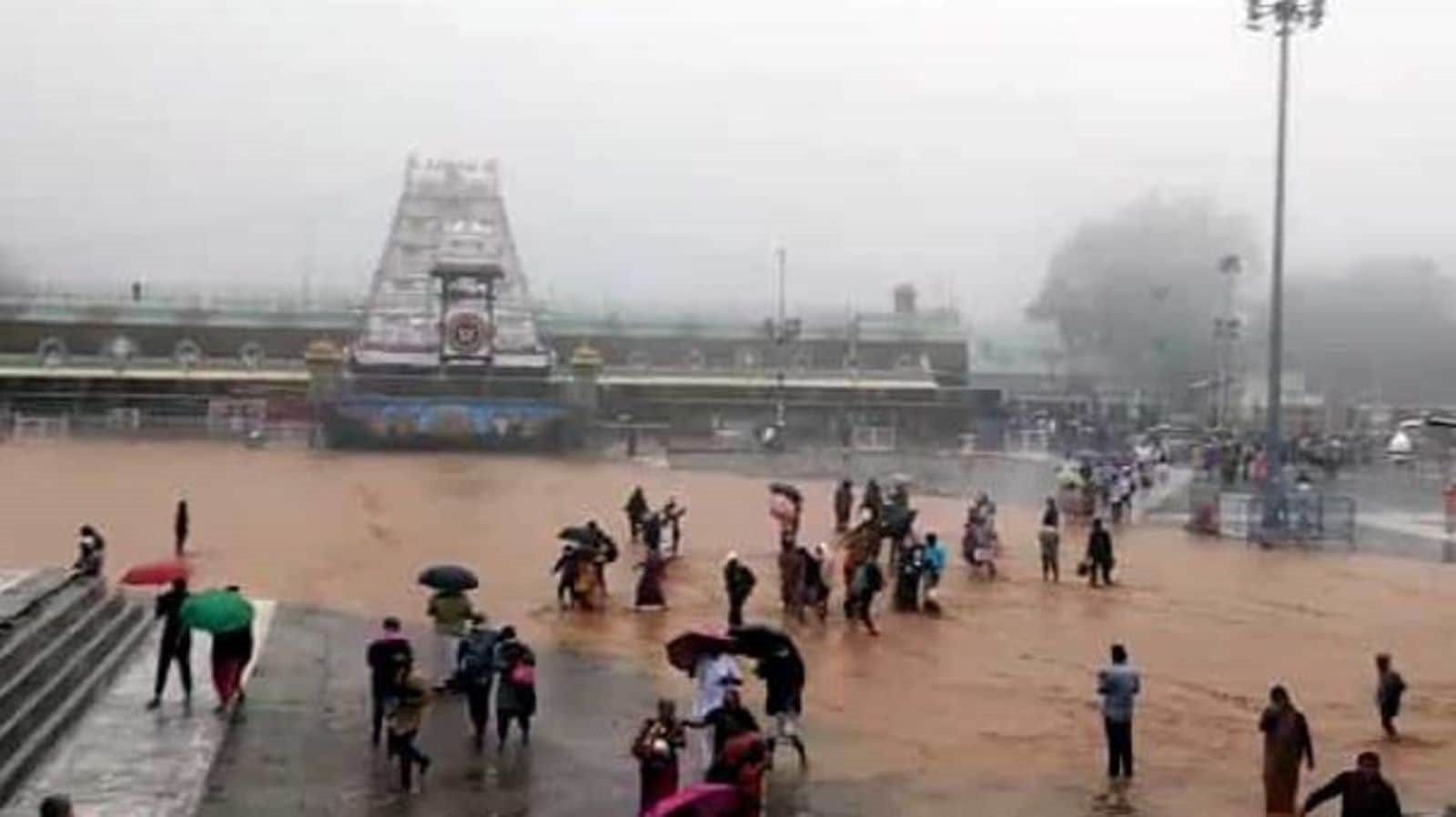 तिरुमाला मंदिर जाने वाले पहाड़ी रास्ते पर भूस्खलन की खबर : भारी बारिश की वजह से