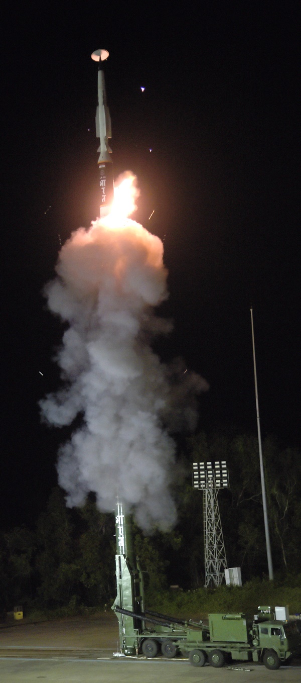 रक्षा अनुसंधान एवं विकास संगठन (डीआरडीओ) ने ओडिशा तट से भारत की पहली लंबी दूरी की हाइपरसोनिक मिसाइल का सफल परीक्षण किया