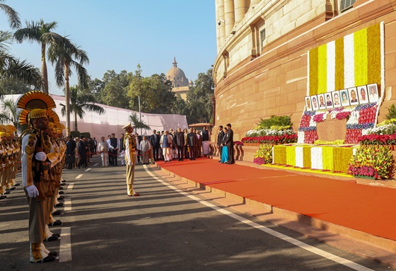 संसद हमले में बलिदान देने वाले जवानों को दी श्रद्धांजलि उपराष्ट्रपति ,प्रधानमंत्री और अन्य नेताओं ने