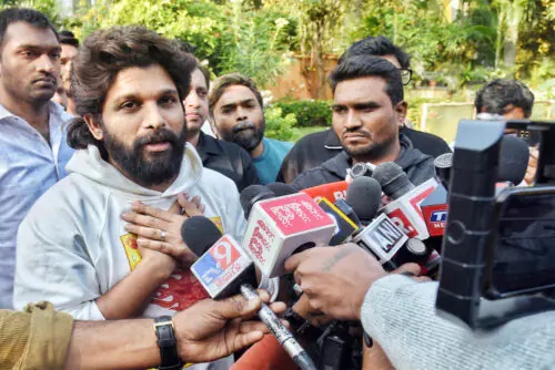 पूछताछ के लिए पुलिस स्टेशन पहुंचे अल्लू अर्जुन : संध्या थिएटर भगदड़ मामला