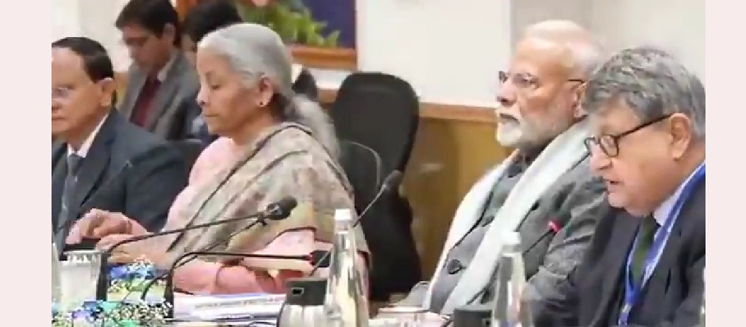 प्रधानमंत्री ने जाने-माने अर्थशास्त्रियों से नीति आयोग में मुलाकात की