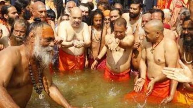 साधु-संतों के साथ महाकुंभ में गृह मंत्री अमित शाह और सीएम योगी ने आस्था की डुबकी लगाई