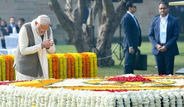 महात्मा गांधी की पुण्यतिथि पर प्रधानमंत्री नरेंद्र मोदी ने दी श्रद्धांजलि