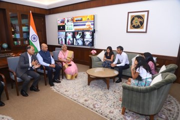 पूर्व ब्रिटिश प्रधानमंत्री ऋषि सुनक ने अपने परिवार के साथ संसद भवन का दौरा किया