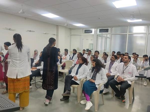 प्रधानमंत्री के आह्वान पर आयुष लैब्स ने खोले दरवाजे : 'एक वैज्ञानिक के रूप में एक दिन'