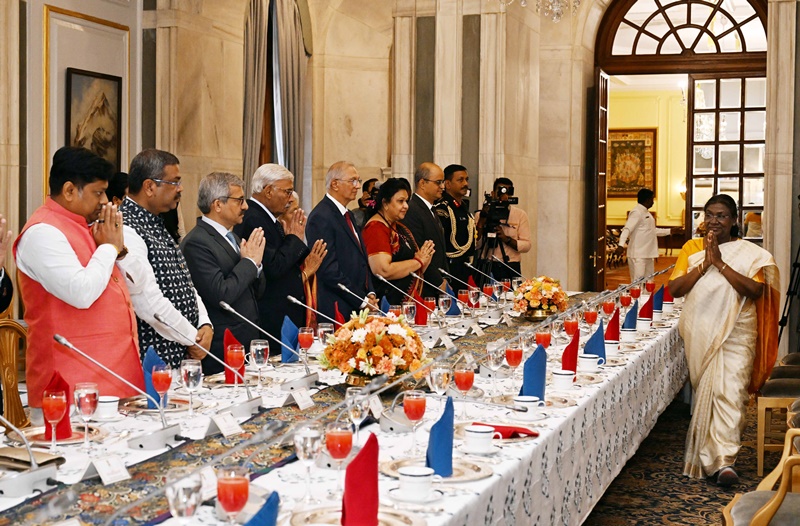 पूर्व छात्रों, प्रख्यात हस्तियों और सीएसआर में योगदान देने वालों के एक समूह ने राष्ट्रपति से मुलाकात की