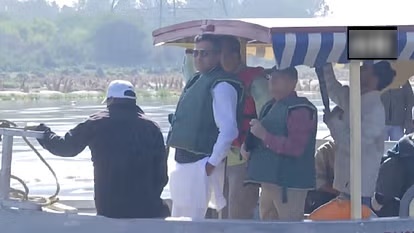 दिल्ली के मंत्री प्रवेश वर्मा : यमुना सफाई की स्थिति का निरीक्षण करने पहुंचे