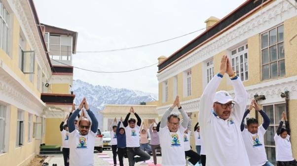 11,562 फीट की ऊंचाई पर योग : राष्ट्रीय सोवा-रिग्पा संस्थान का लेह में विशेष कार्यक्रम संपन्न