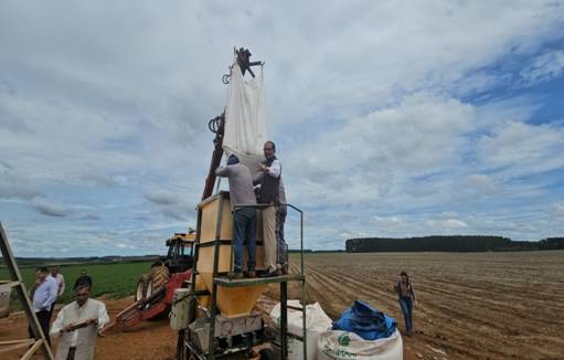 ब्राजील में सोयाबीन उत्पादन प्लांट और टमाटर के खेतों में पहुंचे केंद्रीय कृषि मंत्री शिवराज सिंह चौहान