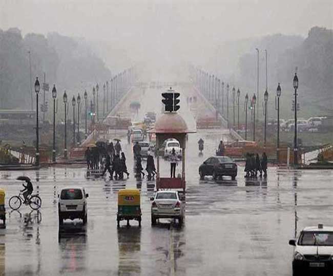 दिल्ली में तेज हवाओं के साथ भारी बारिश जारी, सड़कों पर भरा पानी, 40 फ्लाइट्स प्रभावित, आज भी रेड अलर्ट जारी, 